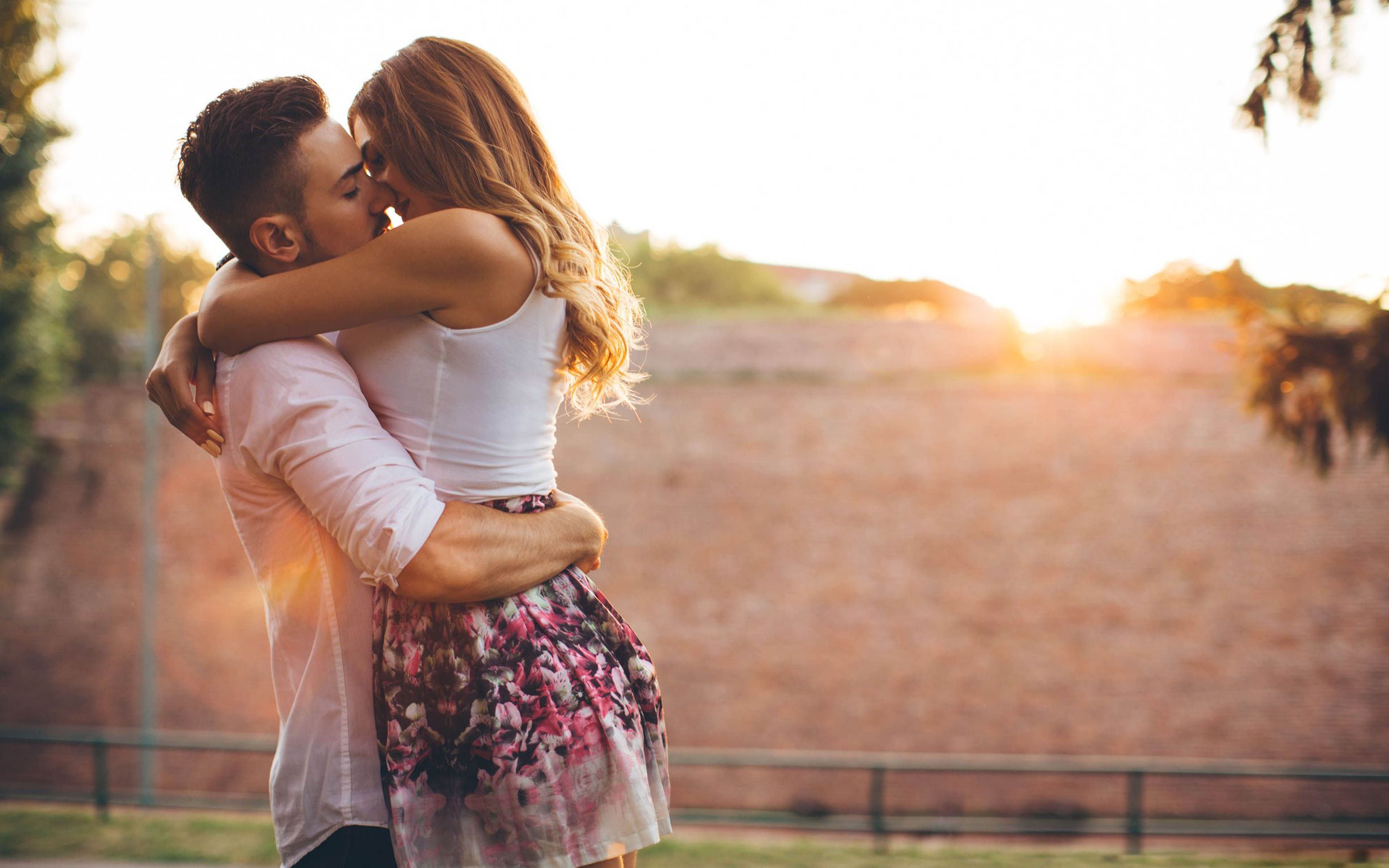 Boy And Girl Couple Hug Kiss Love Romantic Pic Wallpapers Hd