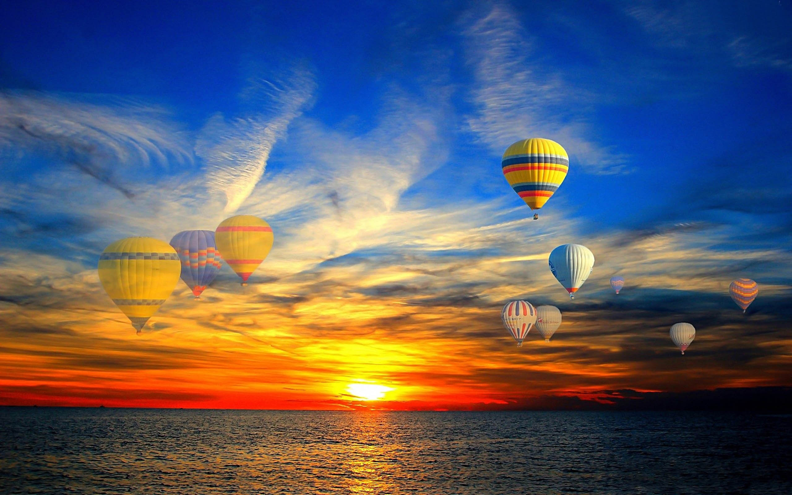 Hãy cùng nhau khám phá thế giới khi bay bằng khinh khí cầu trên biển hoàng hôn với những hình nền HD đẹp nhất. Màn hình của bạn sẽ được phủ đầy bầu trời và biển cả xanh ngắt, giúp cho bạn cảm thấy như đang thực sự bay lượn.