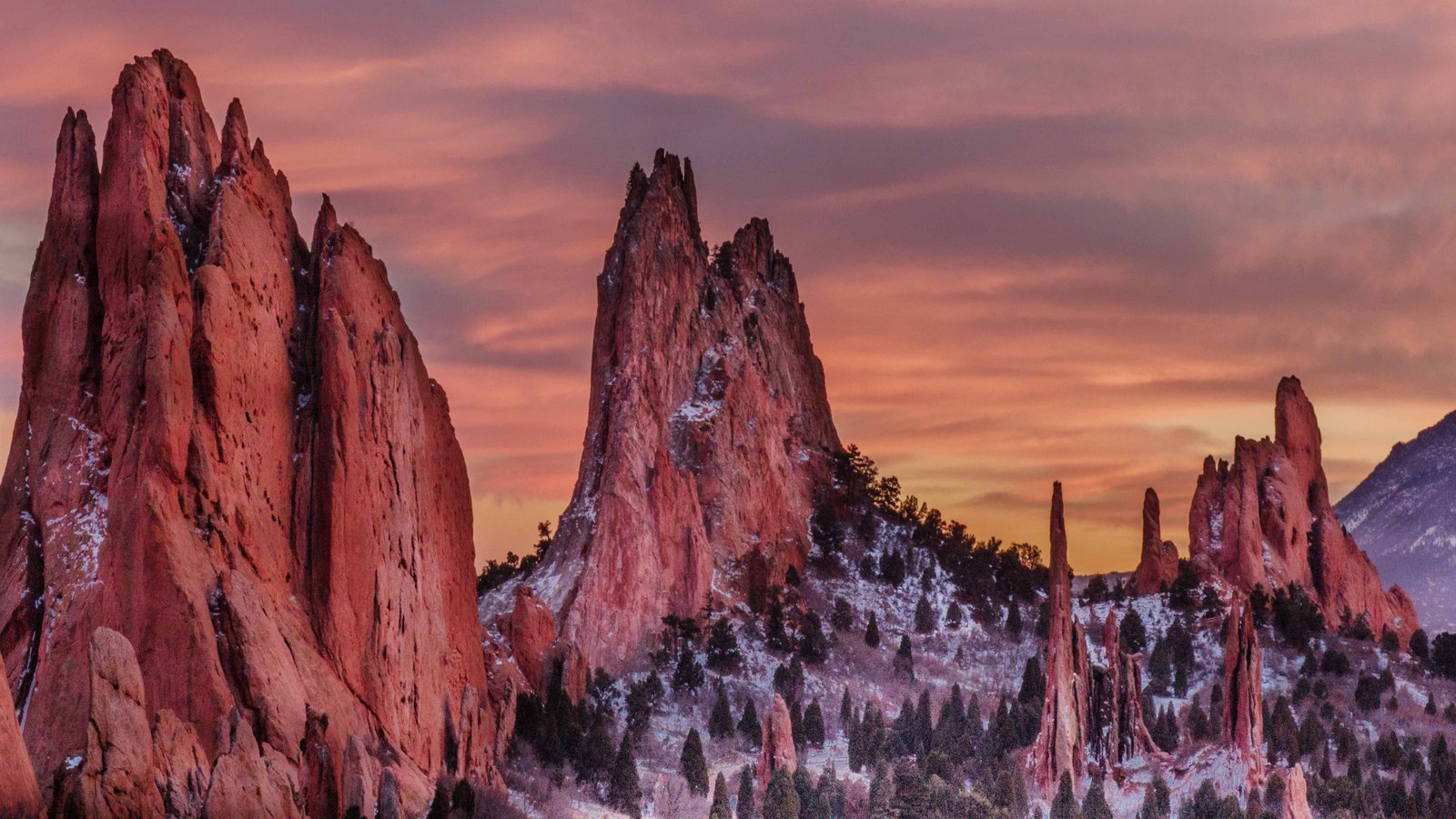 Garden of the Gods' Rocky peaks Desert landscape Wallpaper HD