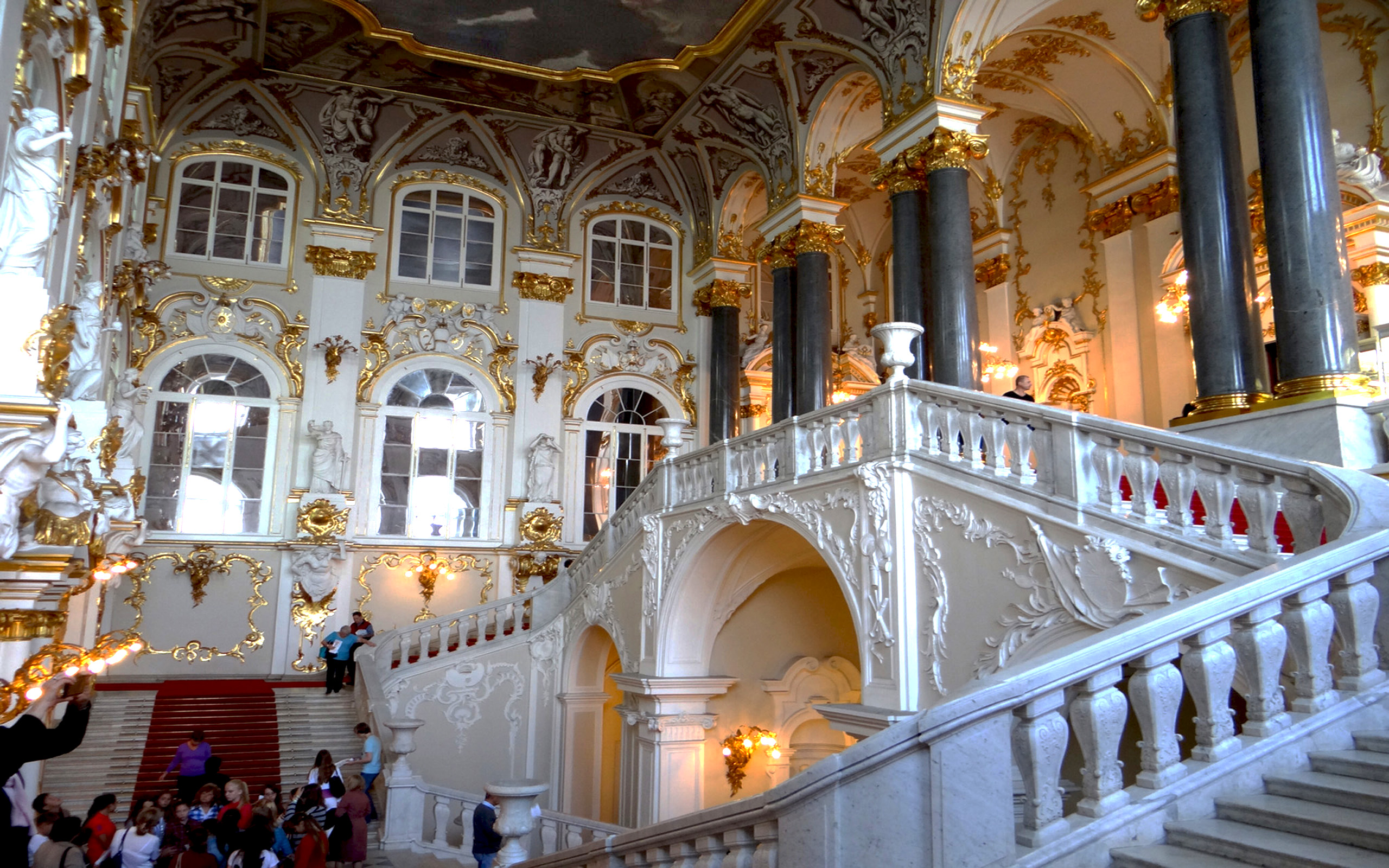 Что сейчас находится в зимнем дворце. Эрмитаж зимний дворец внутри. Эрмитаж Ротонда зимнего дворца. Иорданская лестница Эрмитажа. Зимний дворец Санкт-Петербург парадная лестница.