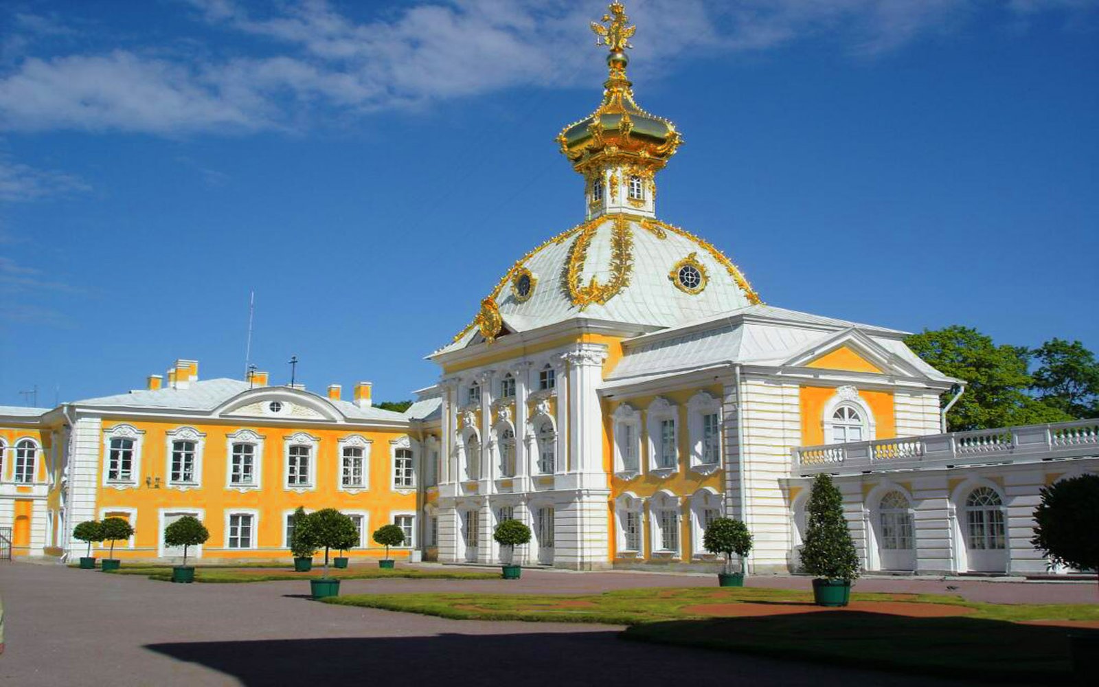 Дворец в петергофе. Петергоф малый дворец. Петергоф дворец снаружи. Желтый дворец в Санкт-Петербурге. Здания Санкт-Петербурга большой дворец в Петергофе.