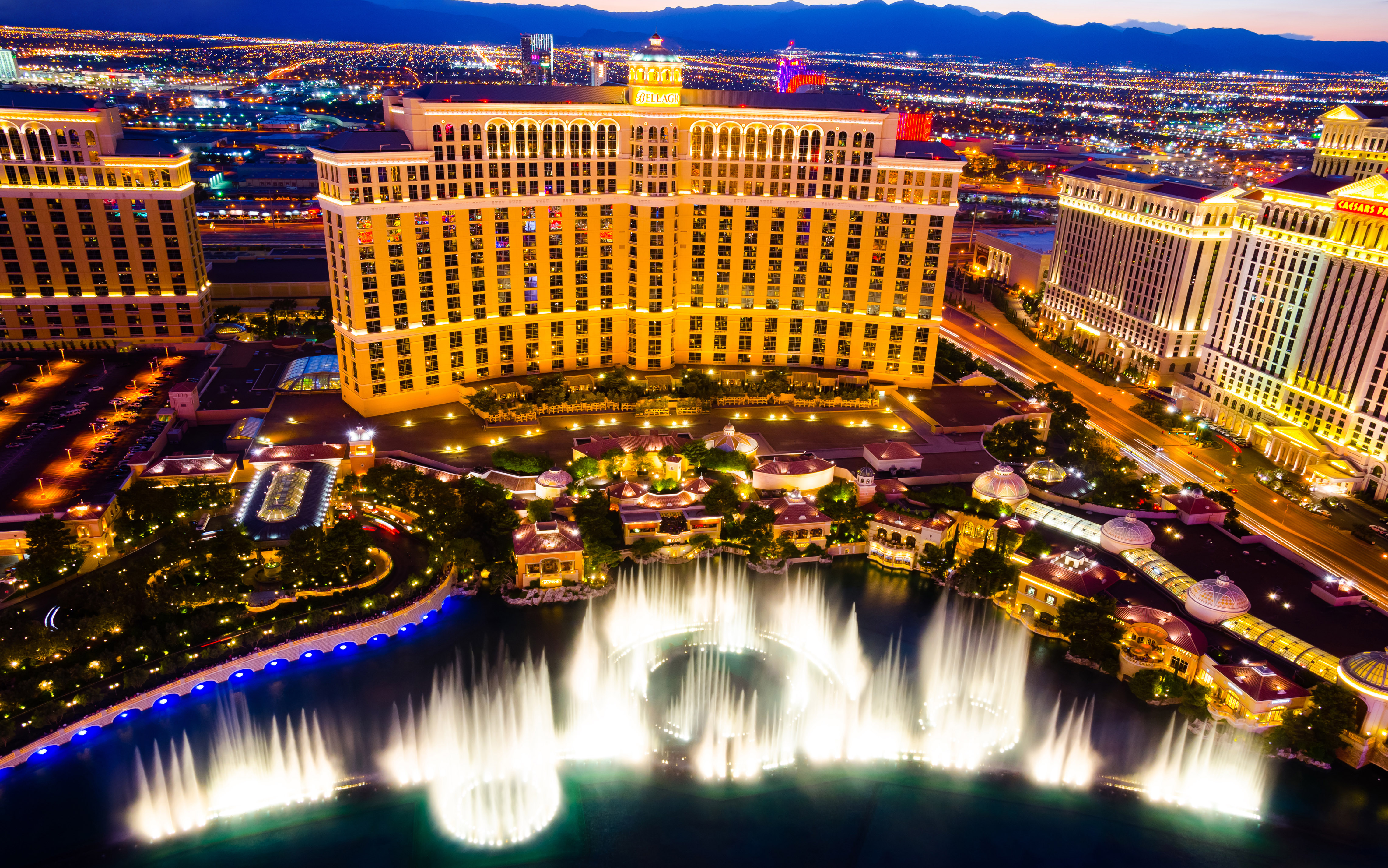Bellagio Luxury Hotel And Casino Fountain Las Vegas At Night Nevada