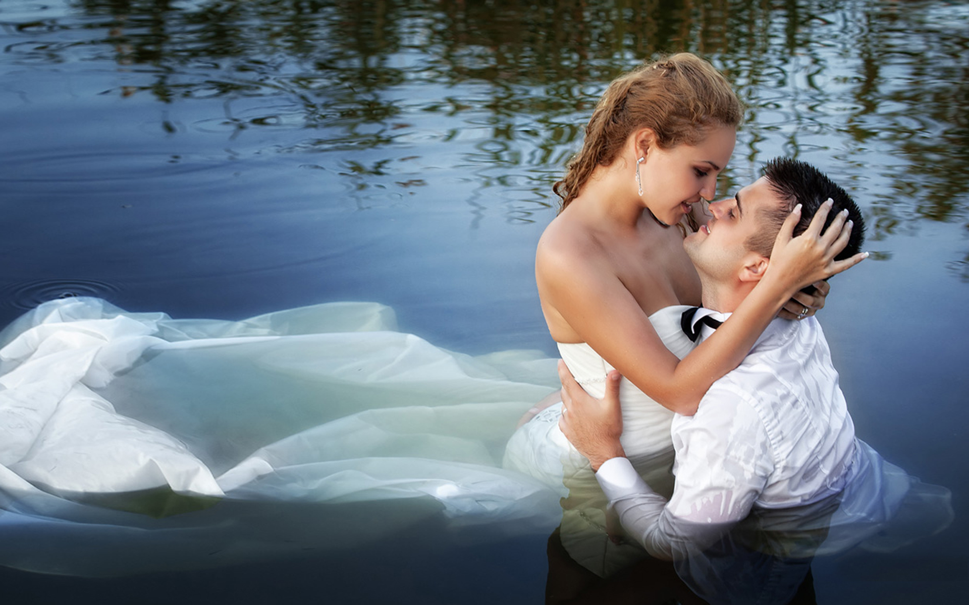 Чистой искренней любовью. Влюбленные на речке. Фотосессия в воде. Романтичный мужчина. Свадебная фотосессия в воде.