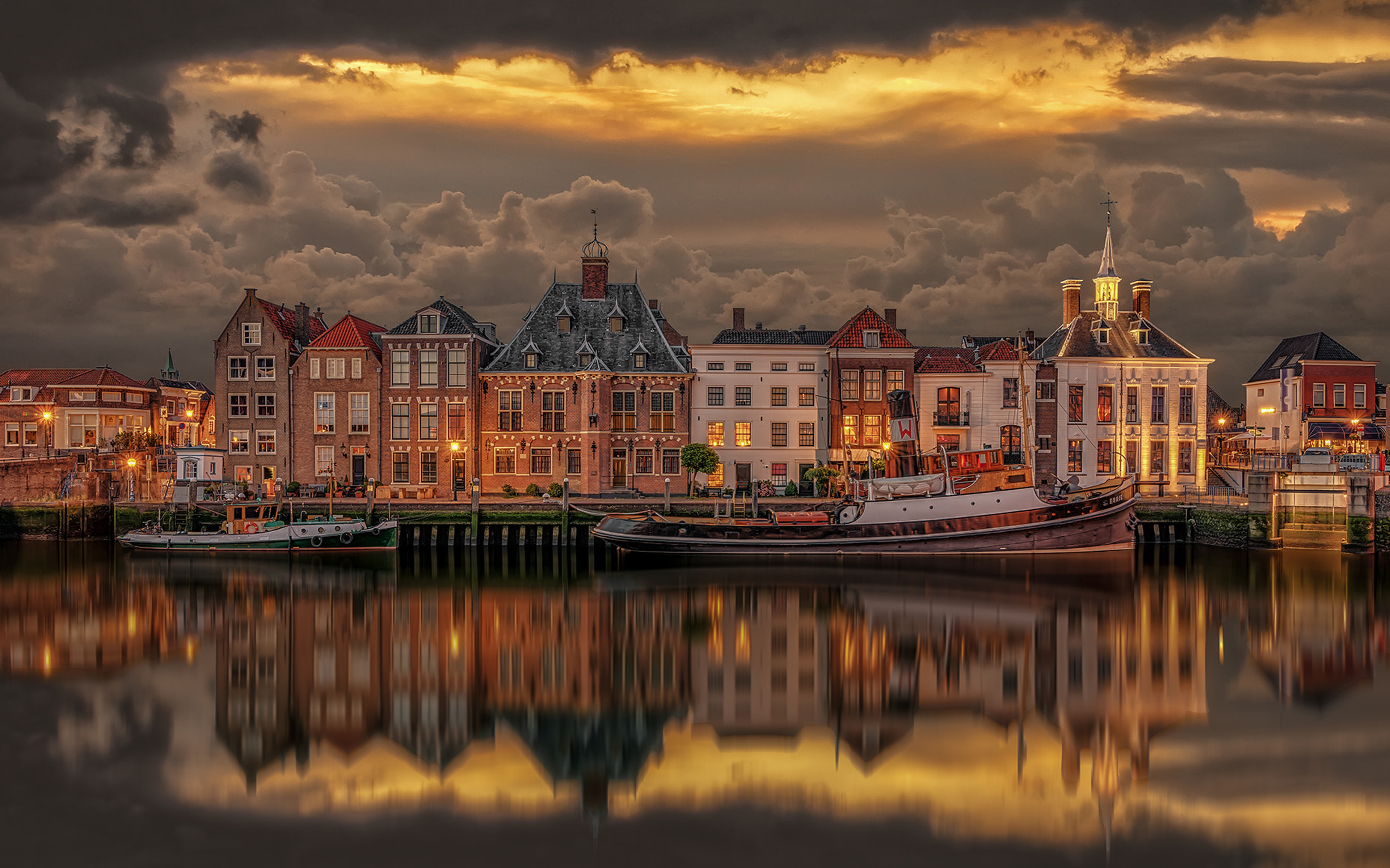 Maasslui ở Hà Lan được biết đến là một trong những cảng cũ lâu đời nhất thế giới. Hãy thưởng thức hình ảnh tuyệt đẹp về phong cảnh cổ kính và những chiếc thuyền đánh cá nhỏ bé trôi dạt trong sống động.