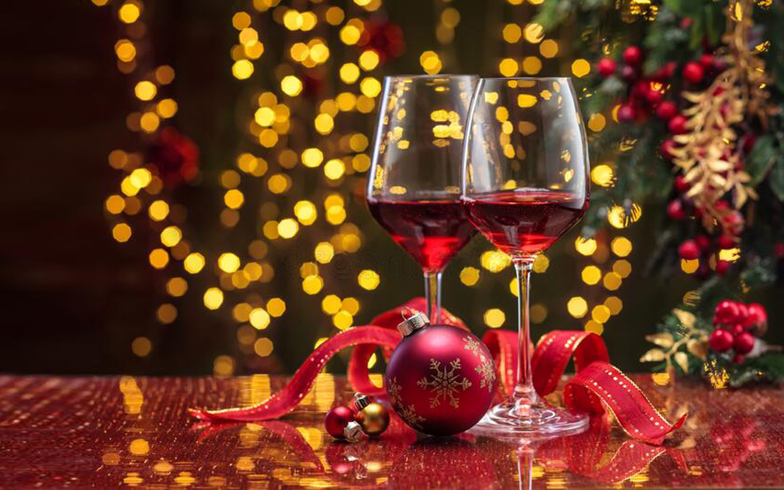 Happy Holidays Christmas And New Year’s Red Wine Holidays Glasses With
